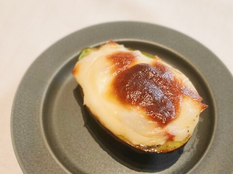 簡単美味しいとろーり！アボカドトマトのチーズ焼き